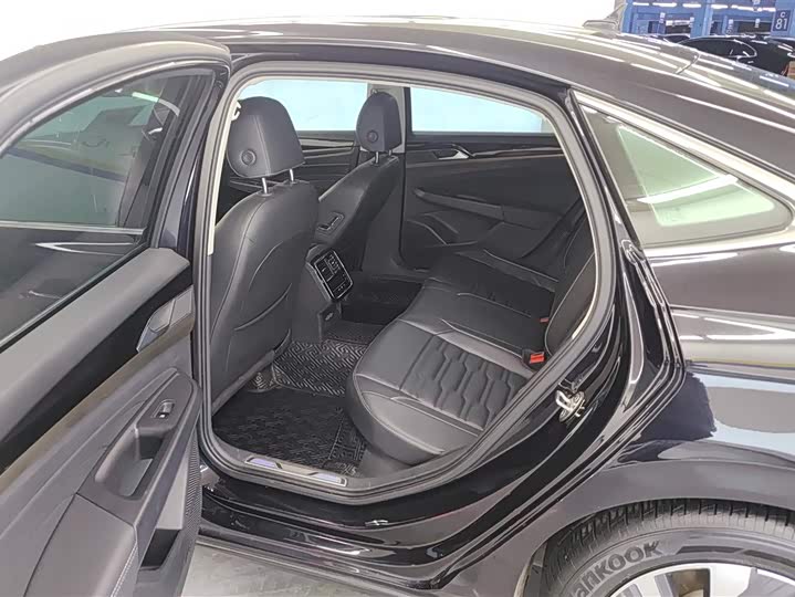 Фото 11 - Volkswagen Passat Hybrid