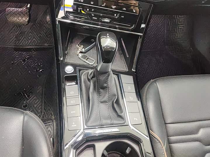 Фото 16 - Volkswagen Passat Hybrid