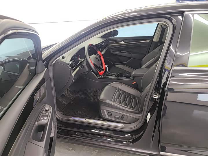 Фото 9 - Volkswagen Passat Hybrid