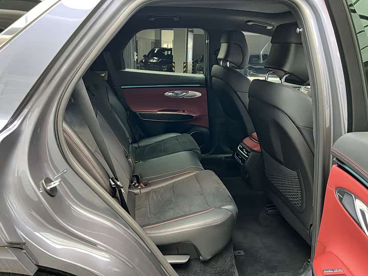 Фото 7 - Genesis GV70