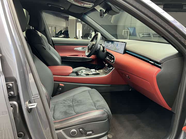 Фото 8 - Genesis GV70