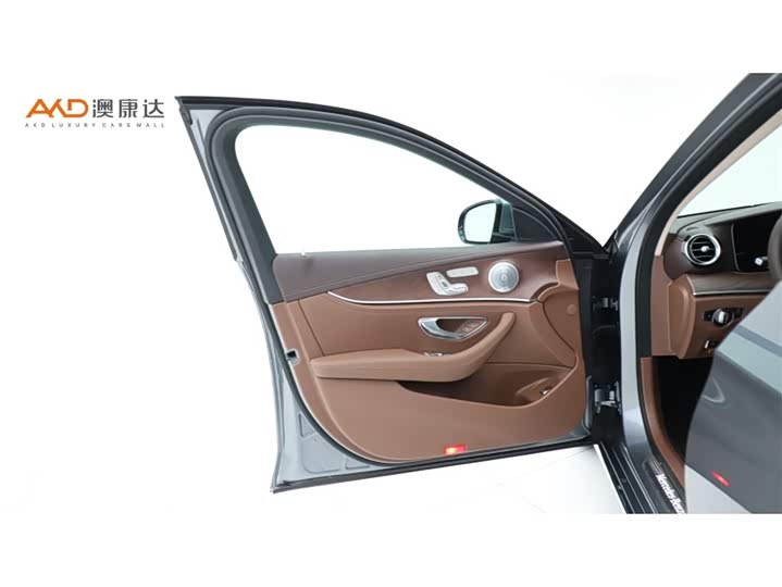 Фото 10 - Mercedes-Benz E-Class