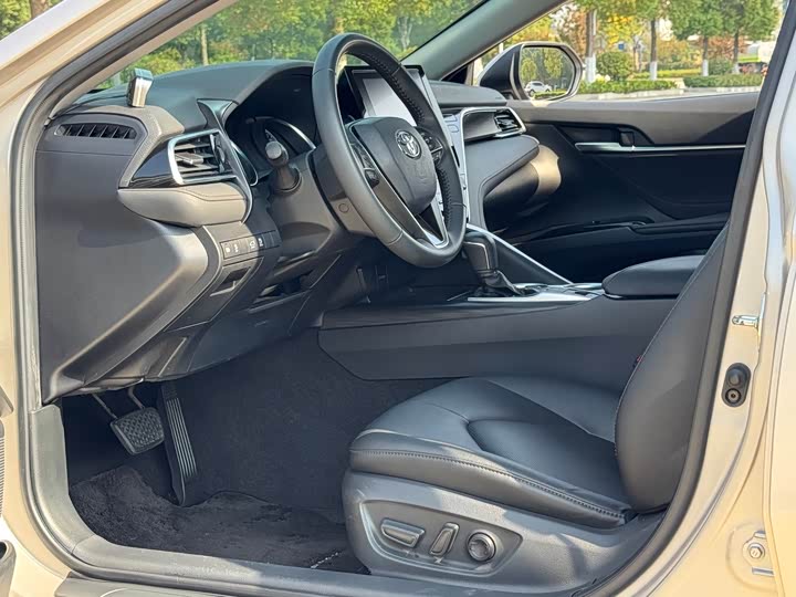 Фото 10 - Toyota Camry