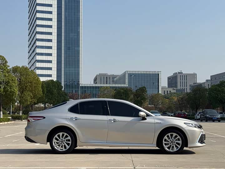 Фото 11 - Toyota Camry
