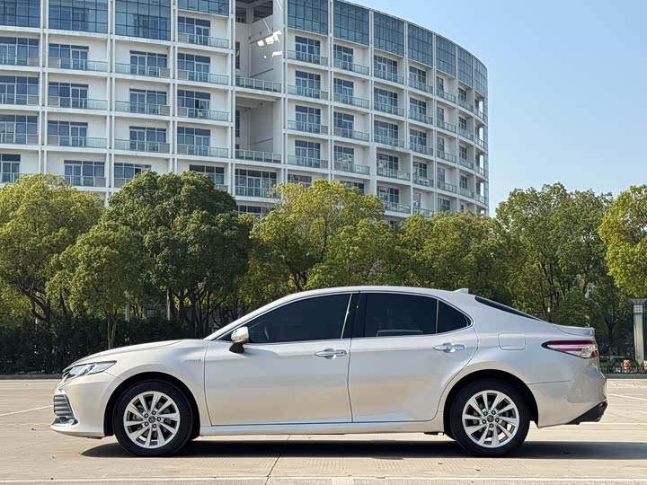 Фото 12 - Toyota Camry