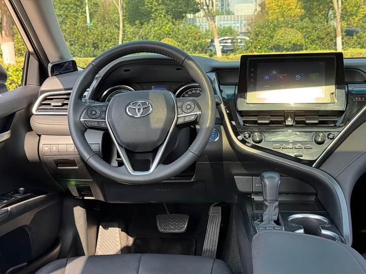 Фото 14 - Toyota Camry