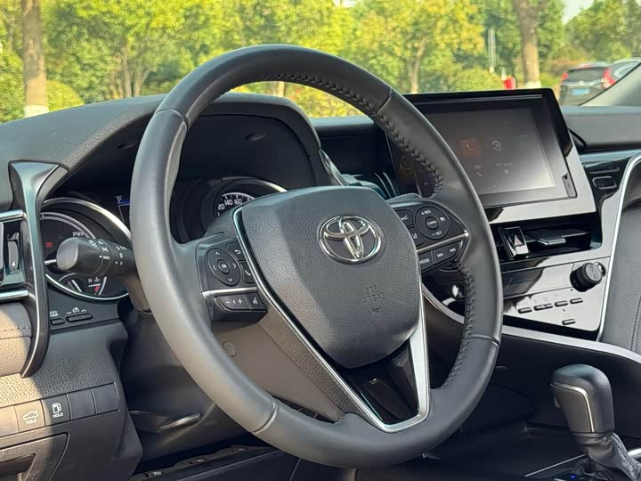 Фото 15 - Toyota Camry