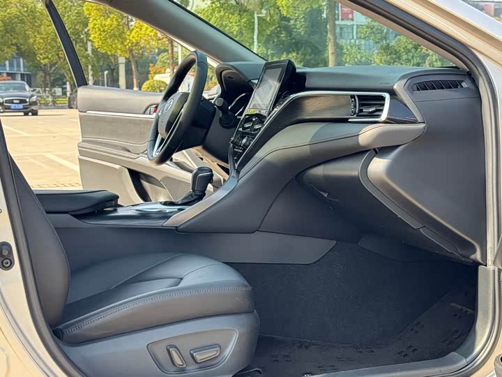 Фото 17 - Toyota Camry