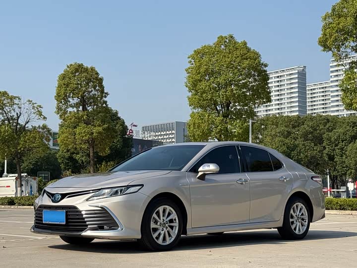 Фото 2 - Toyota Camry