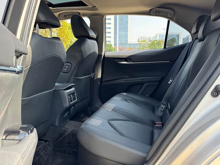 Фото 8 - Toyota Camry