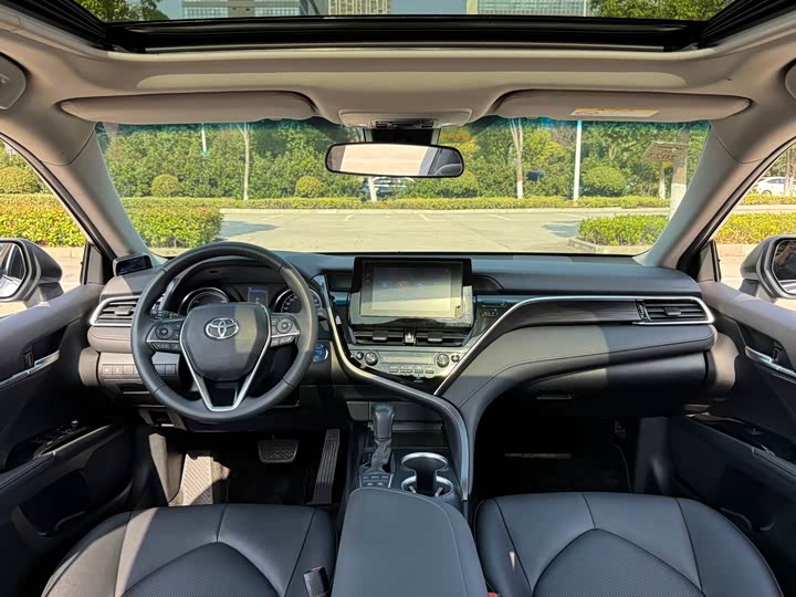 Фото 9 - Toyota Camry