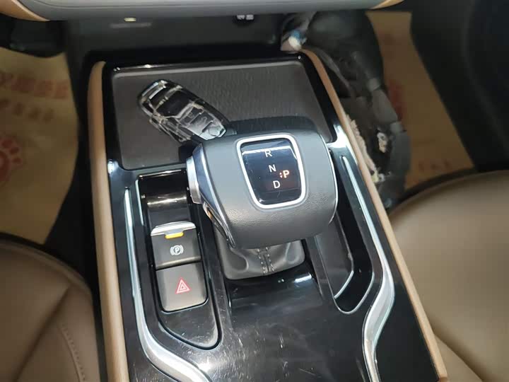 Фото 14 - Hongqi E-QM5