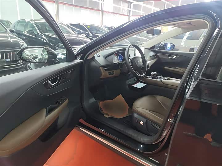 Фото 16 - Hongqi E-QM5