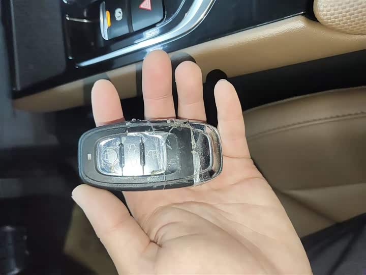 Фото 9 - Hongqi E-QM5