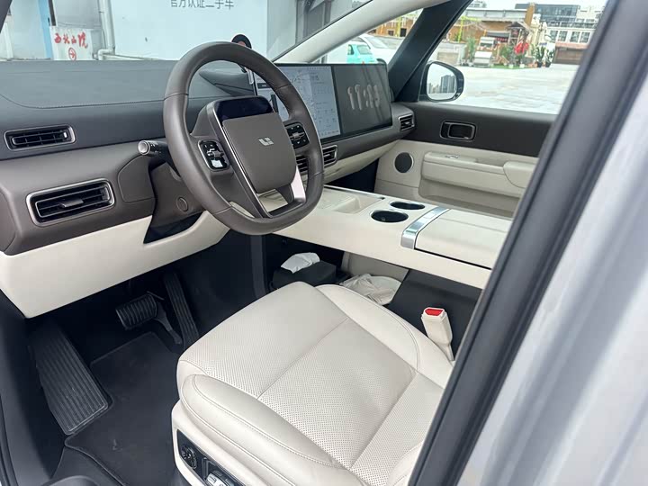 Фото 11 - LiXiang Mega