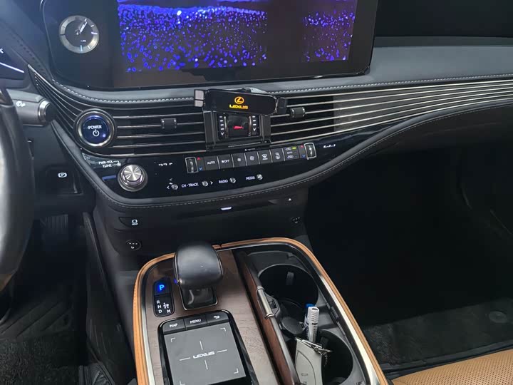 Фото 3 - Lexus LS