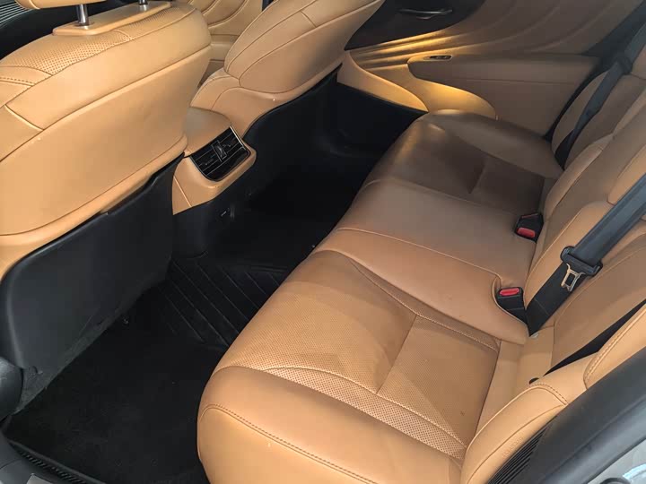 Фото 4 - Lexus LS