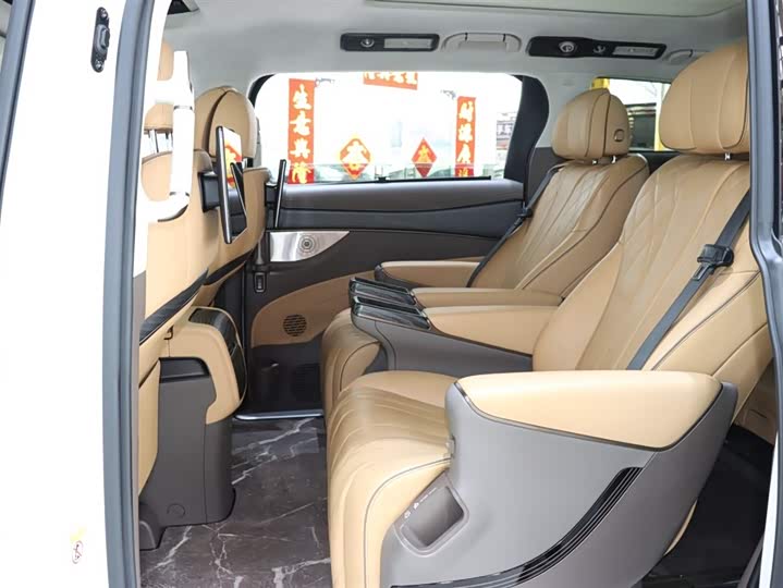 Фото 11 - Denza D9