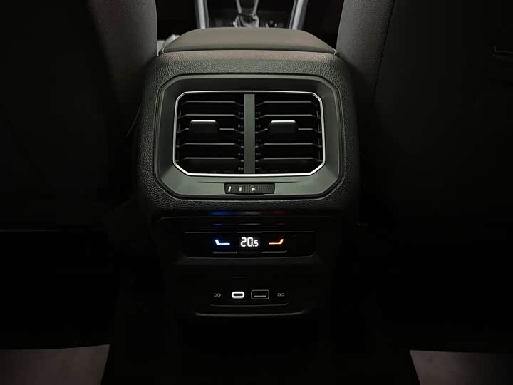 Фото 27 - Volkswagen Tiguan L Pro