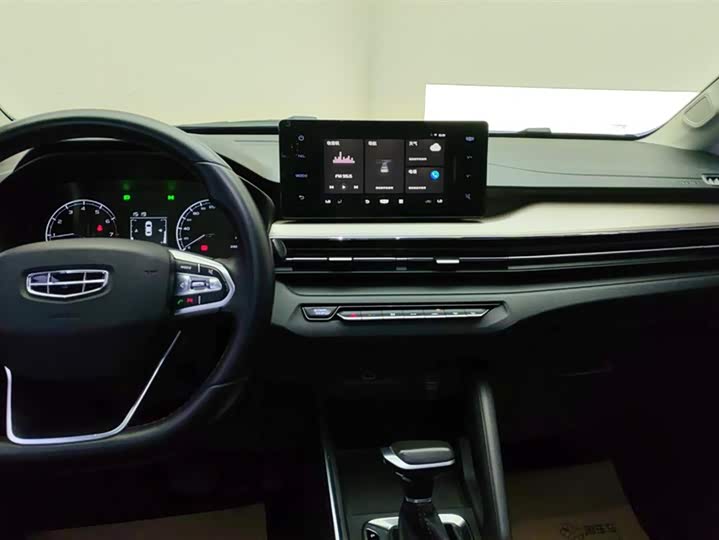 Фото 13 - Geely Vision X3