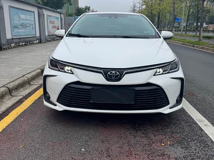 Фото 2 - Toyota Corolla