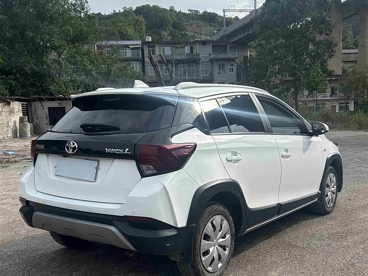 Фото 10 - Toyota Yaris L Hatchback