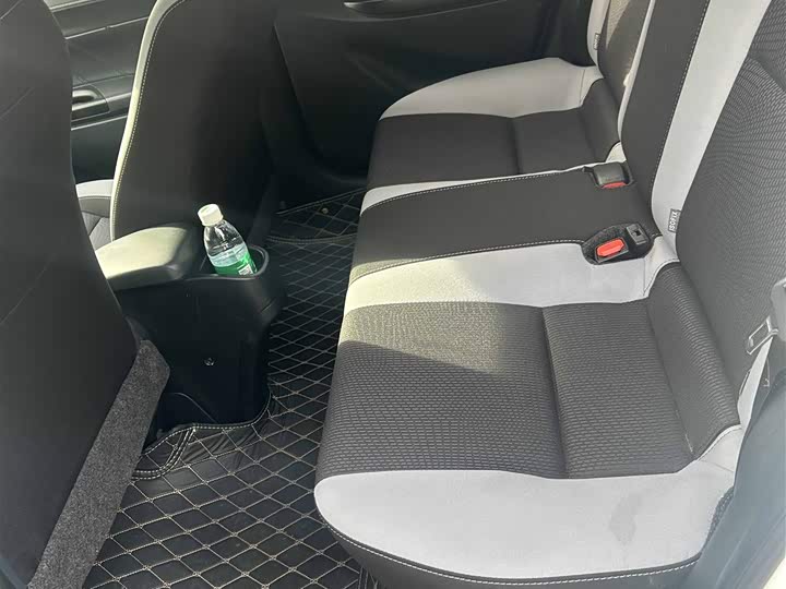 Фото 5 - Toyota Yaris L Hatchback