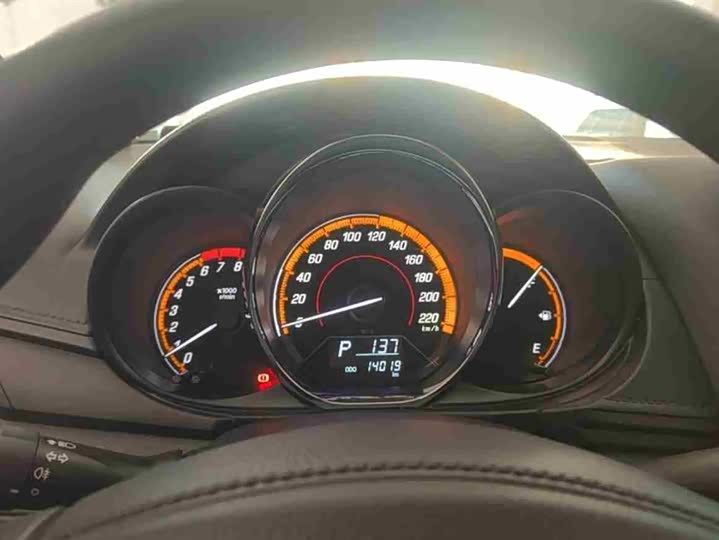 Фото 7 - Toyota Yaris L Hatchback