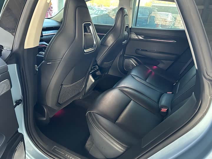 Фото 24 - Zeekr 001