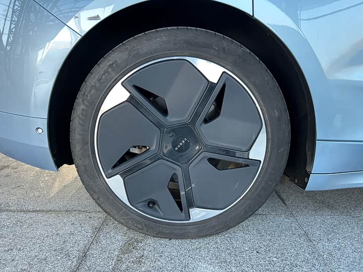 Фото 27 - Zeekr 001