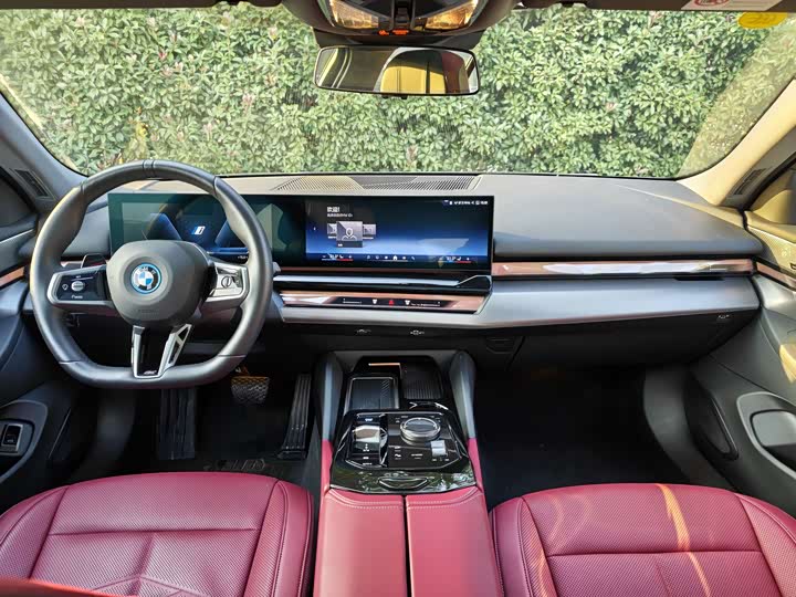 Фото 14 - BMW i5