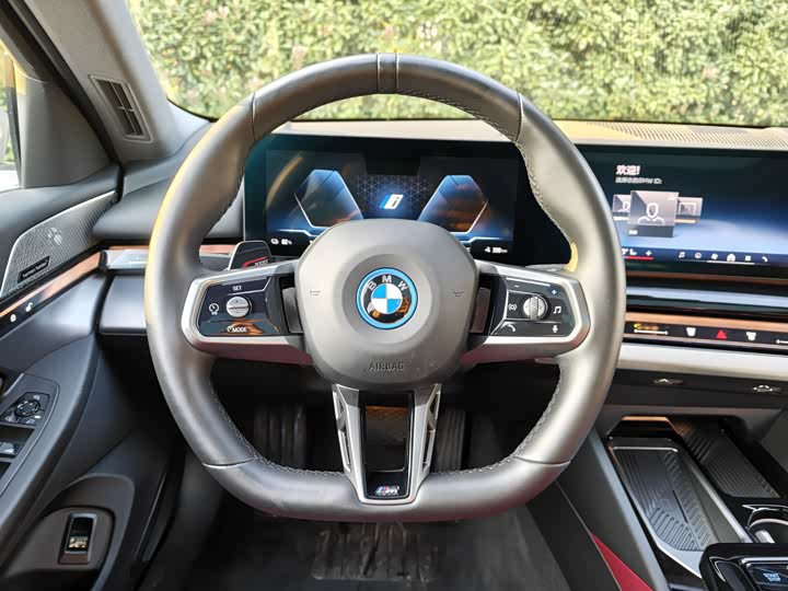 Фото 15 - BMW i5