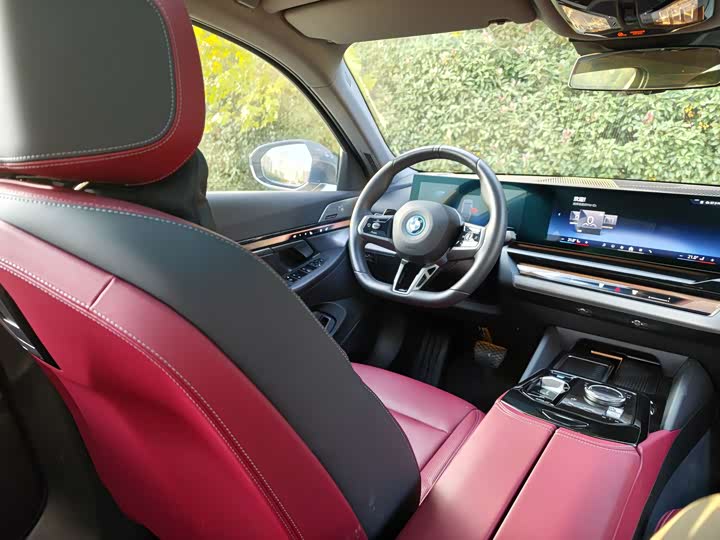 Фото 19 - BMW i5