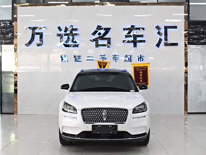 Фото 2 - Lincoln Corsair