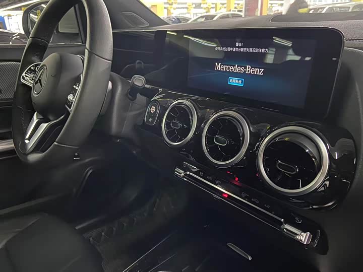 Фото 10 - Mercedes-Benz GLA-Class