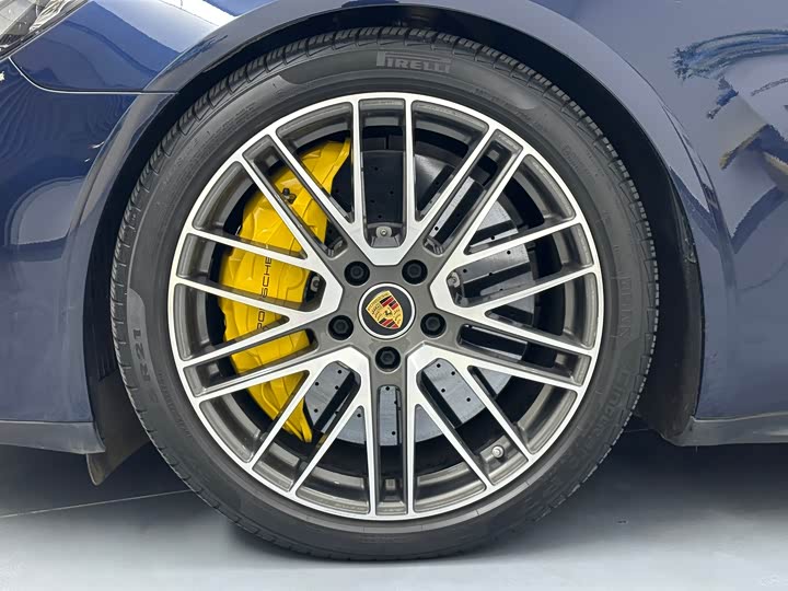 Фото 24 - Porsche Panamera