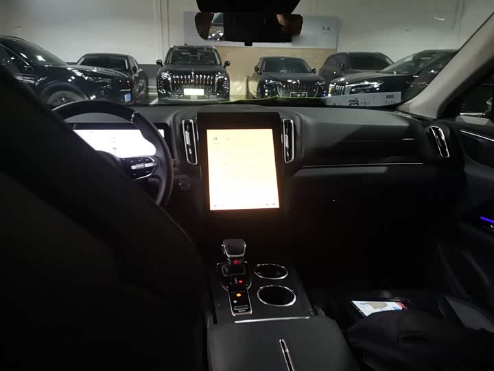 Фото 10 - Hongqi HS3 Hybrid