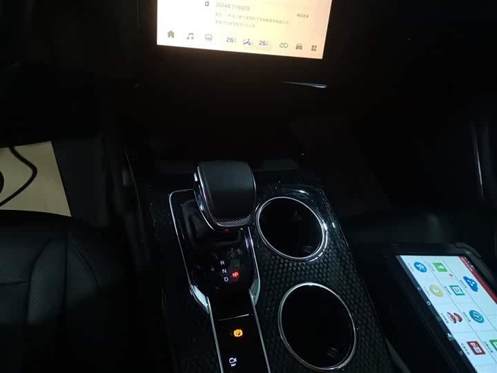 Фото 14 - Hongqi HS3 Hybrid