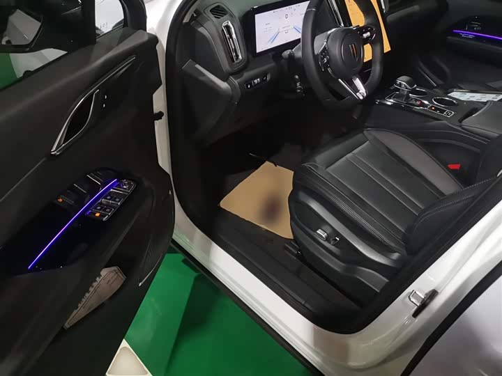 Фото 16 - Hongqi HS3 Hybrid