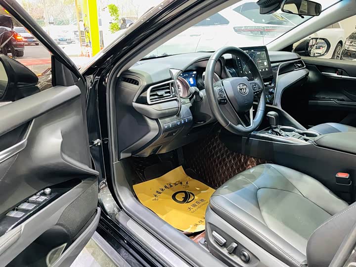 Фото 4 - Toyota Camry