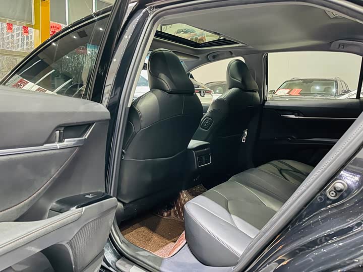 Фото 6 - Toyota Camry