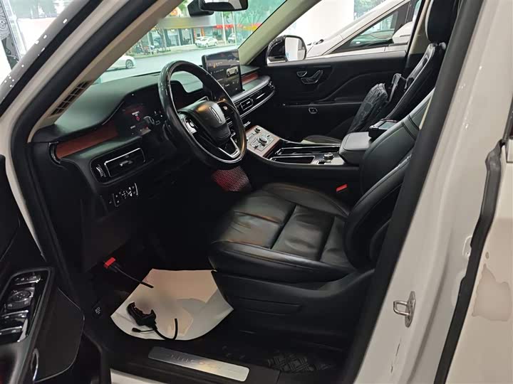 Фото 15 - Lincoln Aviator