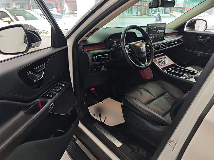 Фото 16 - Lincoln Aviator