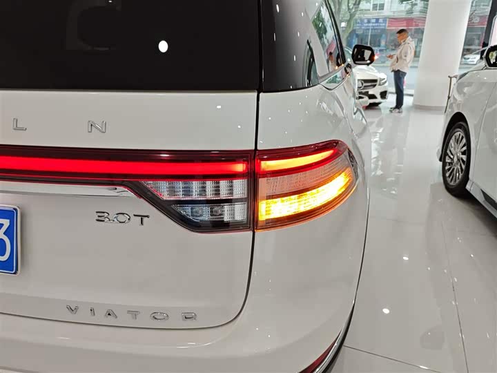 Фото 8 - Lincoln Aviator