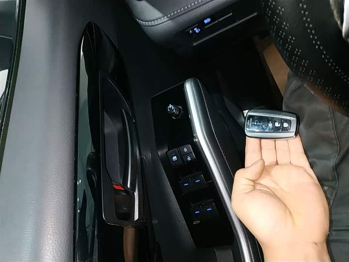 Фото 9 - Toyota Crown Kluger