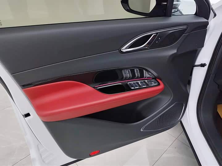 Фото 7 - Hongqi HS3