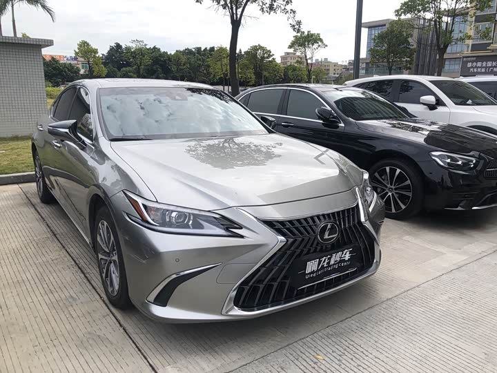 Фото 3 - Lexus ES
