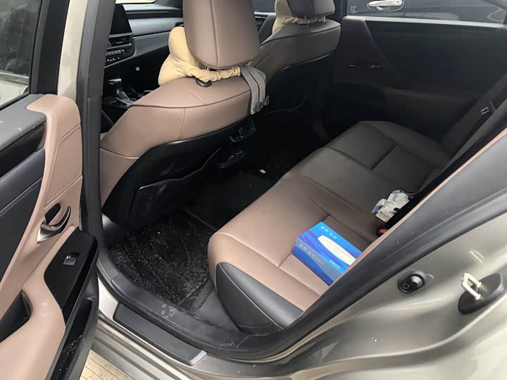 Фото 5 - Lexus ES