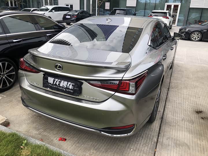 Фото 7 - Lexus ES