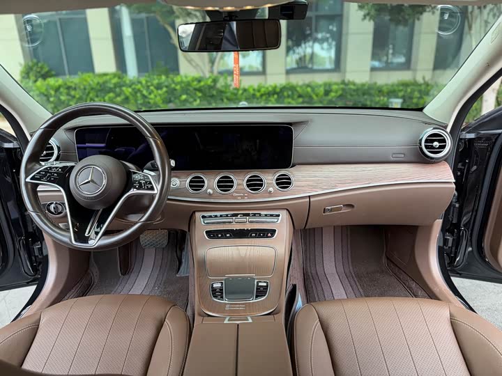 Фото 5 - Mercedes-Benz E-Class